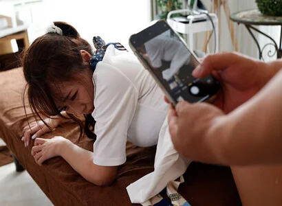 Tôi đi triệt lông thì xông vào hiếp